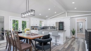 Dining - Modern House with King Suite! Relaxing Retreat!  (Springfield)