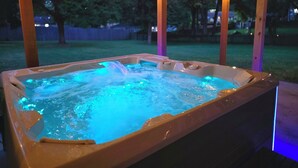 Outdoor spa tub - Modern House with King Suite! Relaxing Retreat!  (Springfield)