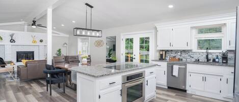 ثلاجة، ميكروويف، فرن، موقد طهي مسطح