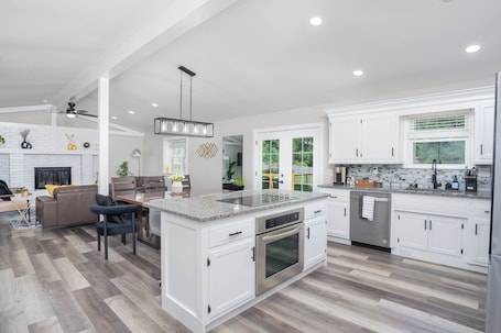Fridge, microwave, oven, stovetop. Modern House with King Suite! Relaxing Retreat!