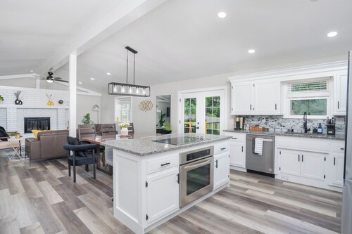 Modern House with King Suite! Relaxing Retreat! 