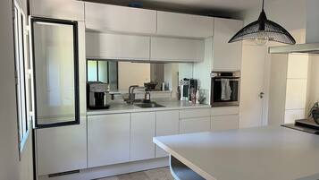 Réfrigérateur, micro-ondes, four, lave-vaisselle