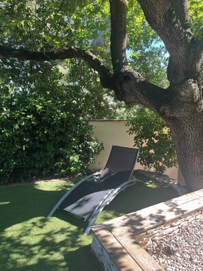 Property grounds - Villa, garden, swimming pool less than 5 minutes from the Palais des Papes and Avignon (2 kms)  (Les Angles)