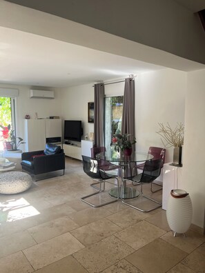 Dining - Villa, garden, swimming pool less than 5 minutes from the Palais des Papes and Avignon (2 kms)  (Les Angles)