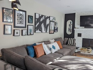 Casa premium, 4 quartos, 2 banheiros, no pátio | Área de estar | Smart TV 32 polegadas com canais via satélite