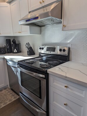 Casa premium, 4 quartos, 2 banheiros, no pátio | Cozinha privada | Geladeira grande, micro-ondas, fogão, cooktop