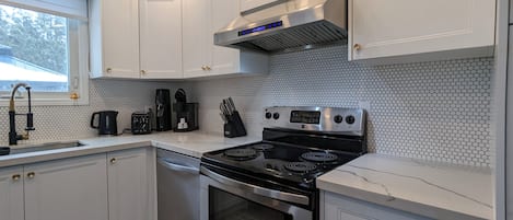 Casa premium, 4 quartos, 2 banheiros, no pátio | Cozinha privada | Geladeira grande, micro-ondas, fogão, cooktop