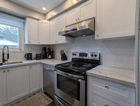 Premium House, 4 Bedrooms, 2 Bathrooms, Courtyard Area | Private kitchen | Full-size fridge, microwave, oven, stovetop