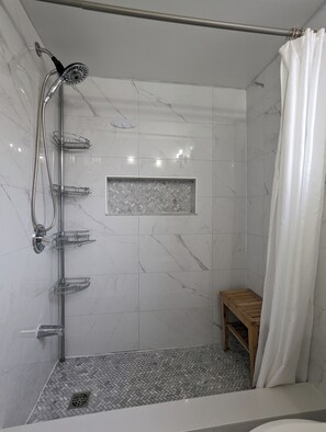 Premium House, 4 Bedrooms, 2 Bathrooms, Courtyard Area | Bathroom | Combined shower/bathtub, hair dryer, towels, soap - Mississauga Manor - Meadowvale (Mississauga)