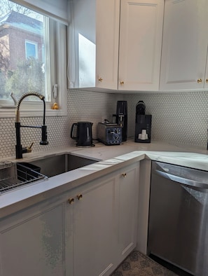 Casa premium, 4 quartos, 2 banheiros, no pátio | Cozinha privada | Geladeira grande, micro-ondas, fogão, cooktop