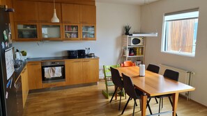 Fridge, microwave, oven, stovetop - Quiet apartment for families in the capital area (Mosfellsbær)