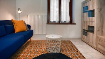 Căn hộ | Khu phòng khách | TV 35-inch có truyền hình kỹ thuật số