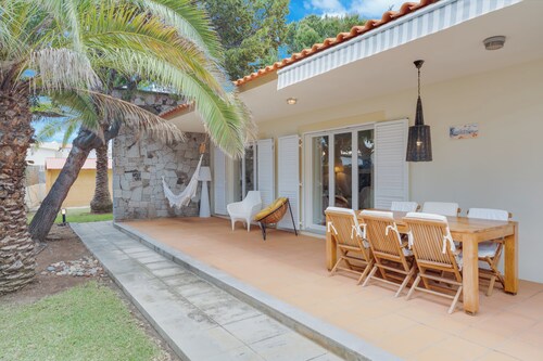Canto de Ega. The perfect house for a family vacation, a 5-minute walk from the beach.
