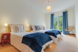 4 habitaciones, tabla de planchar con plancha y cuna de viaje