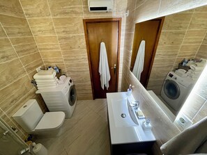 Douche, sèche-cheveux, serviettes fournies, savon
