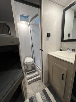 Shower, hair dryer, towels, soap - “NATURE IN THE CITY” (Orlando)