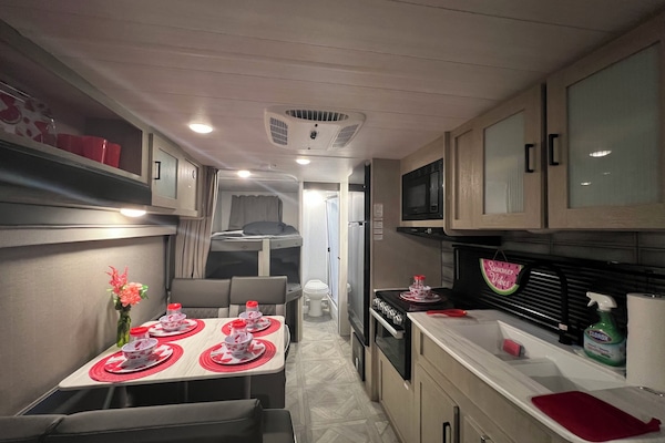 Køleskab, mikrobølgeovn, ovn, kogeplade