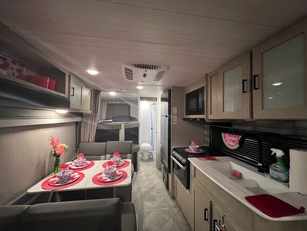 Réfrigérateur, micro-ondes, four, plaque de cuisson