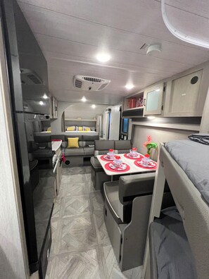 2 chambres, coffres-forts dans les chambres, Wi-Fi, draps fournis