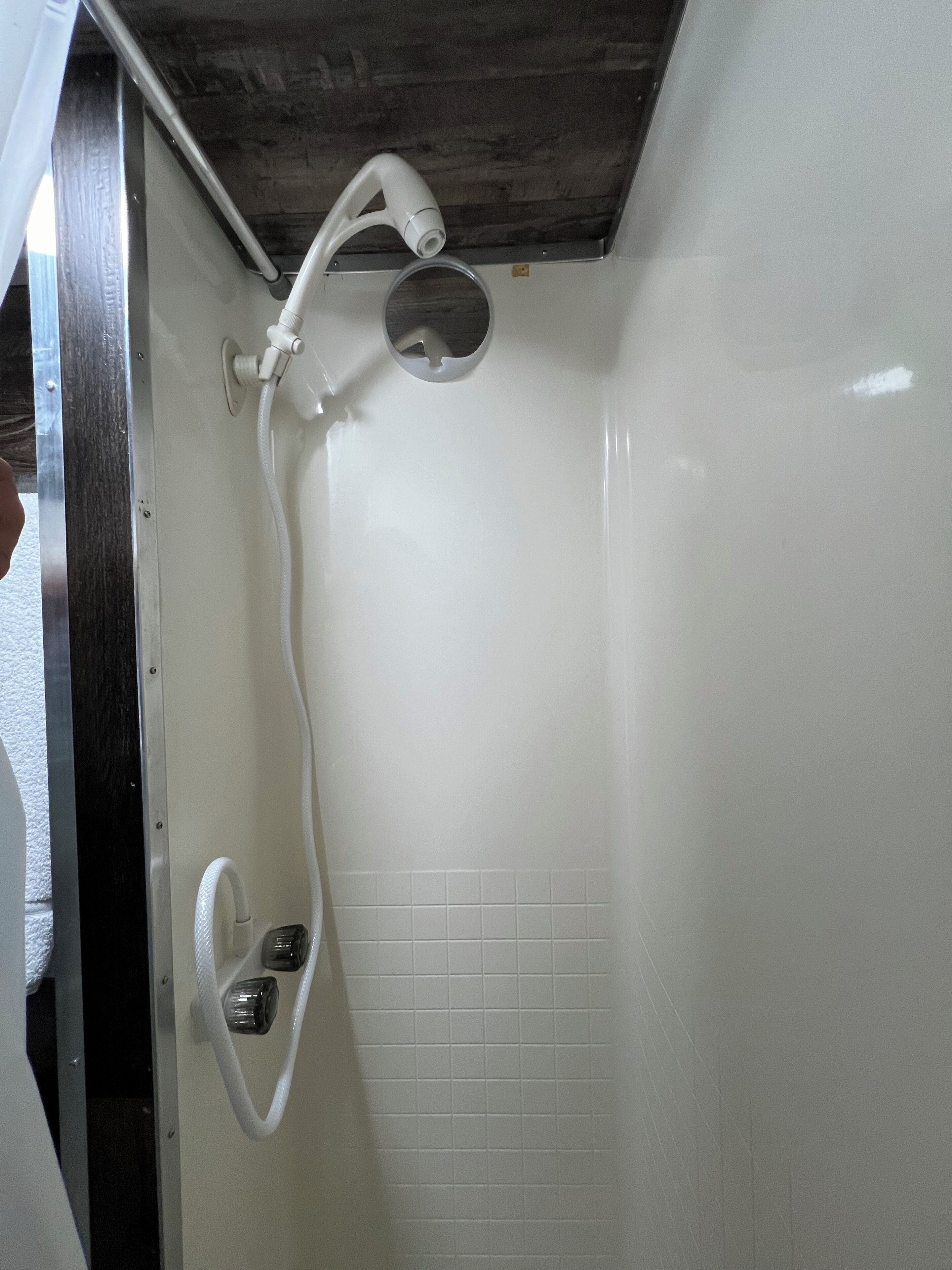 Toallas, jabón, papel de baño 