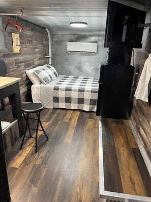 1 habitación, tabla de planchar con plancha, wifi y ropa de cama