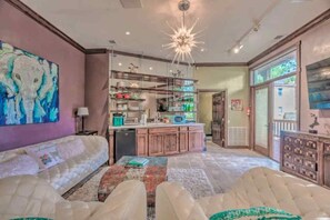 Living area - Colorful & Unique Ruidoso Studio Escape in Midtown (Ruidoso)