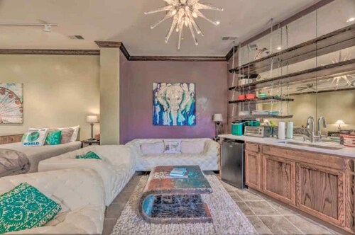 Colorful & Unique Ruidoso Studio Escape in Midtown