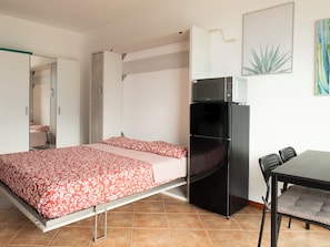 1 bedroom, travel cot, free WiFi, bed sheets