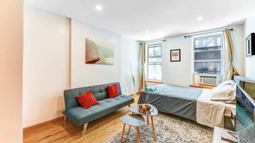 2 habitaciones, escritorio y tabla de planchar con plancha