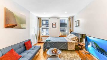 Een smart-tv en boeken