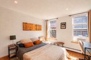 2 Schlafzimmer, Schreibtisch, Bügeleisen/Bügelbrett, Reisekinderbett