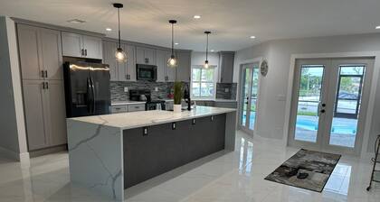 *Cozy 2 BR * Waterfront home with Heated Pool