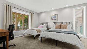 4 Schlafzimmer, Schreibtisch, Bügeleisen/Bügelbrett, Reisekinderbett