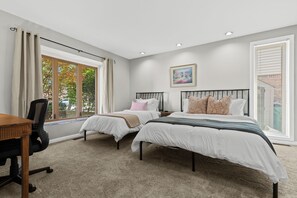 4 Schlafzimmer, Schreibtisch, Bügeleisen/Bügelbrett, Reisekinderbett