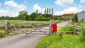 A rural road leading to a farm with a wooden gate and a red mailbox. - 1 bedroom accommodation in Boys Hill, near Sherborne (Boys Hill, near Sherborne)