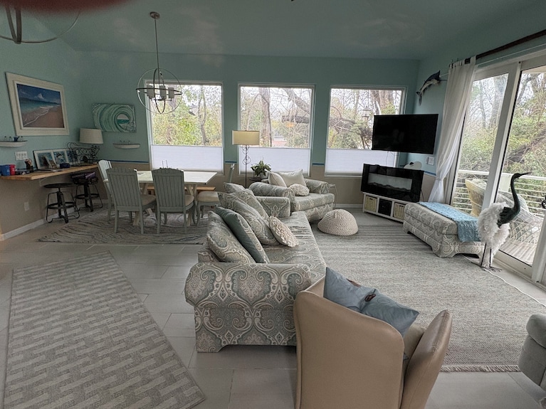 The Tree Top Terrace- Is Private, Close To Ocean & Downtown On James Island.. - Charleston, SC