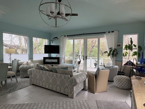 The Tree Top Terrace- is private, close to ocean & downtown on James Island..