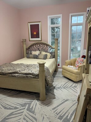 2 sovrum, skrivbord, strykjärn/strykbräda och wi-fi