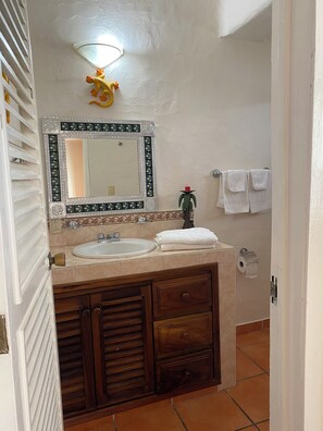 Dusj, hårføner, håndklær og toalettpapir