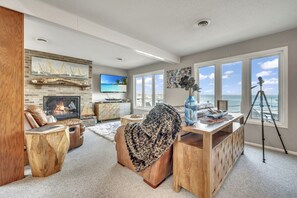 Smart TV, fireplace, table tennis