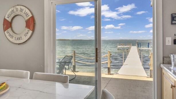 Una habitación con vista al lago Spirit, Iowa, un flotador en la pared y un muelle que se adentra en el agua.