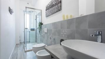 Apartamento, sacada, vista para a cidade | Banheiro | Bidê