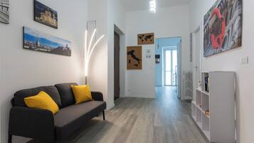 Apartamento, sacada, vista para a cidade | Área de estar | TV 35 polegadas com canais digitais