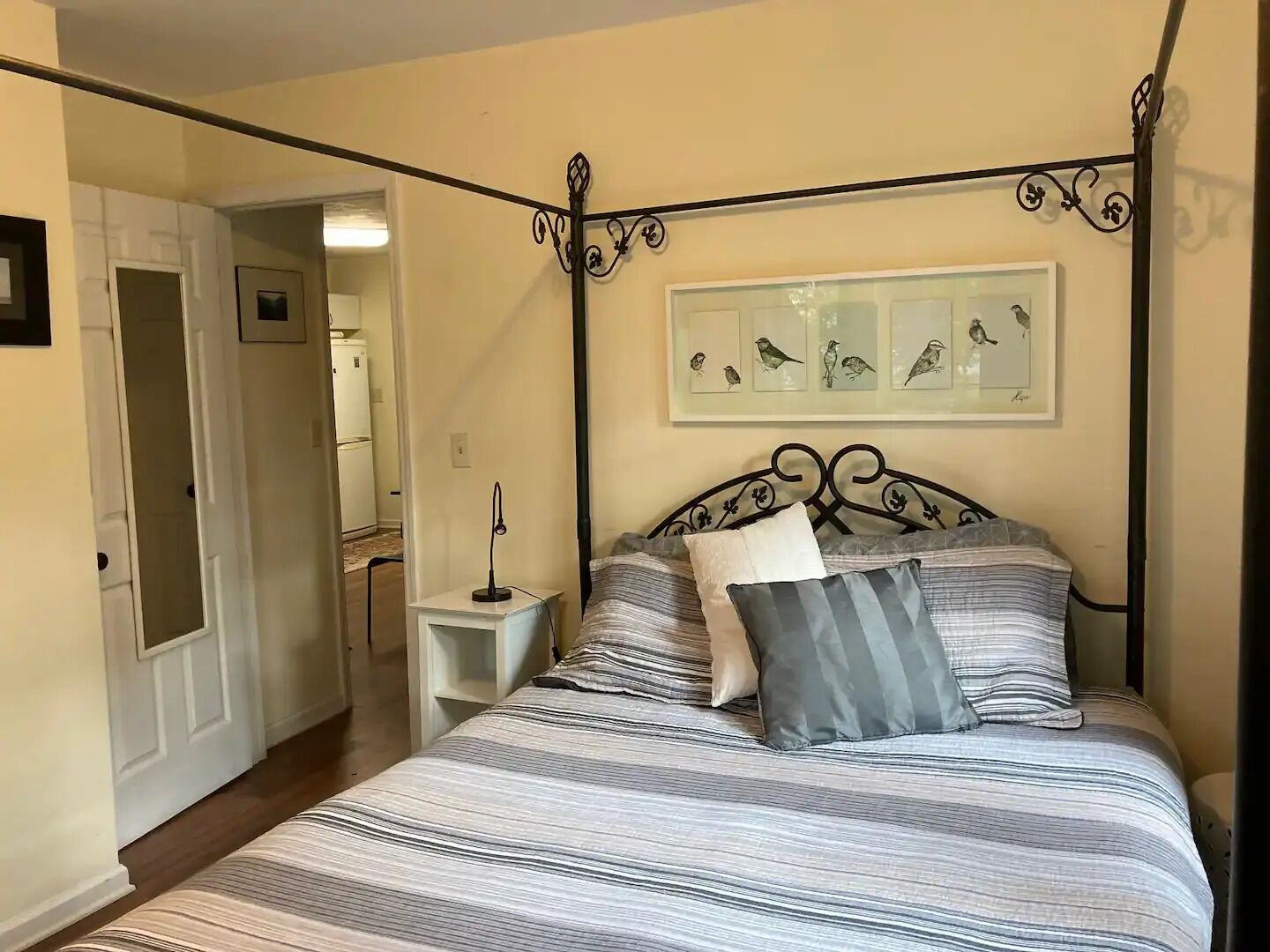 2 soverom, skrivebord, strykejern/-brett og wi-fi