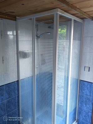 Dusj, hårføner, håndklær og såpe