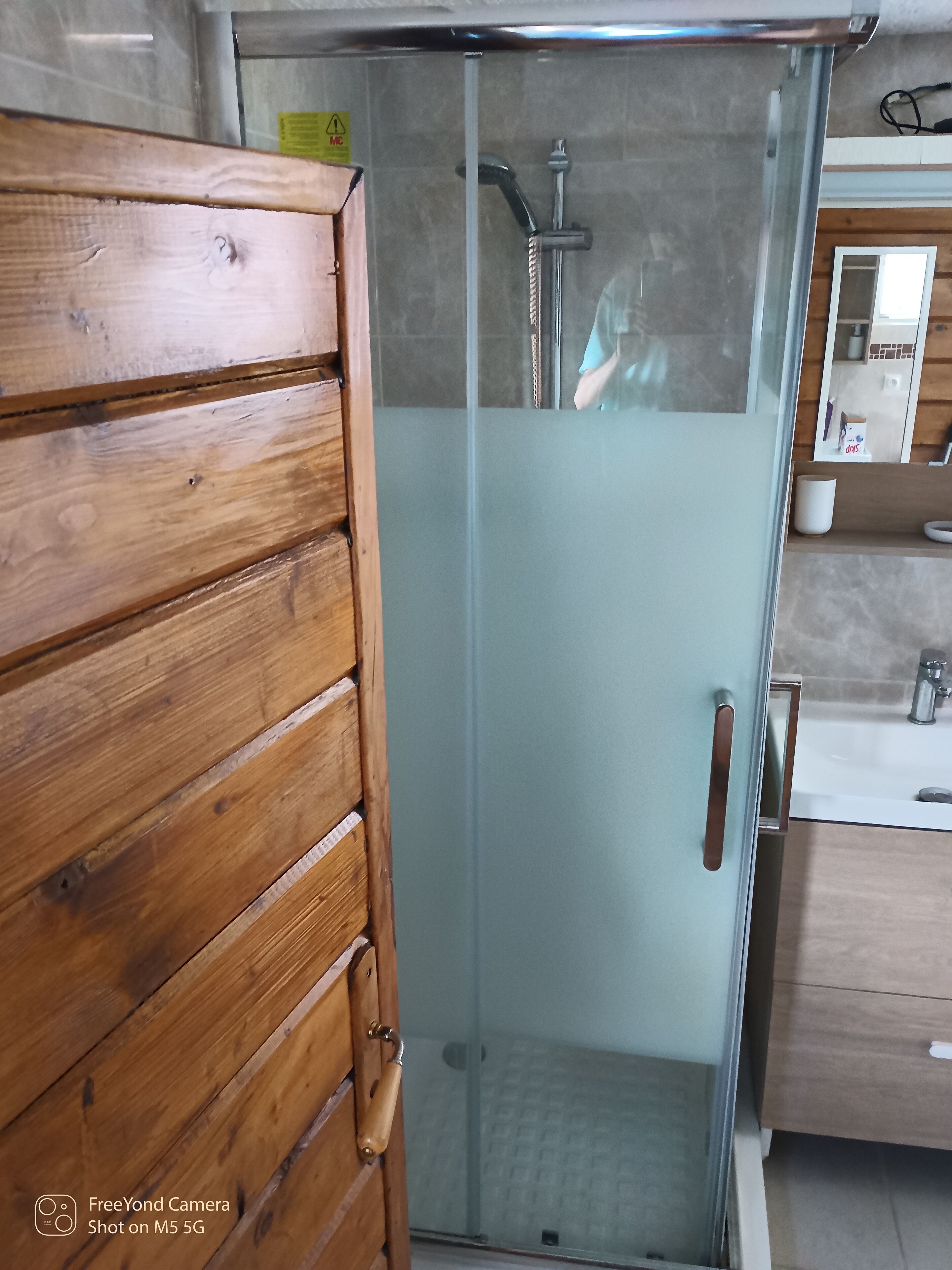 Een douche, een haardroger, handdoeken, zeep