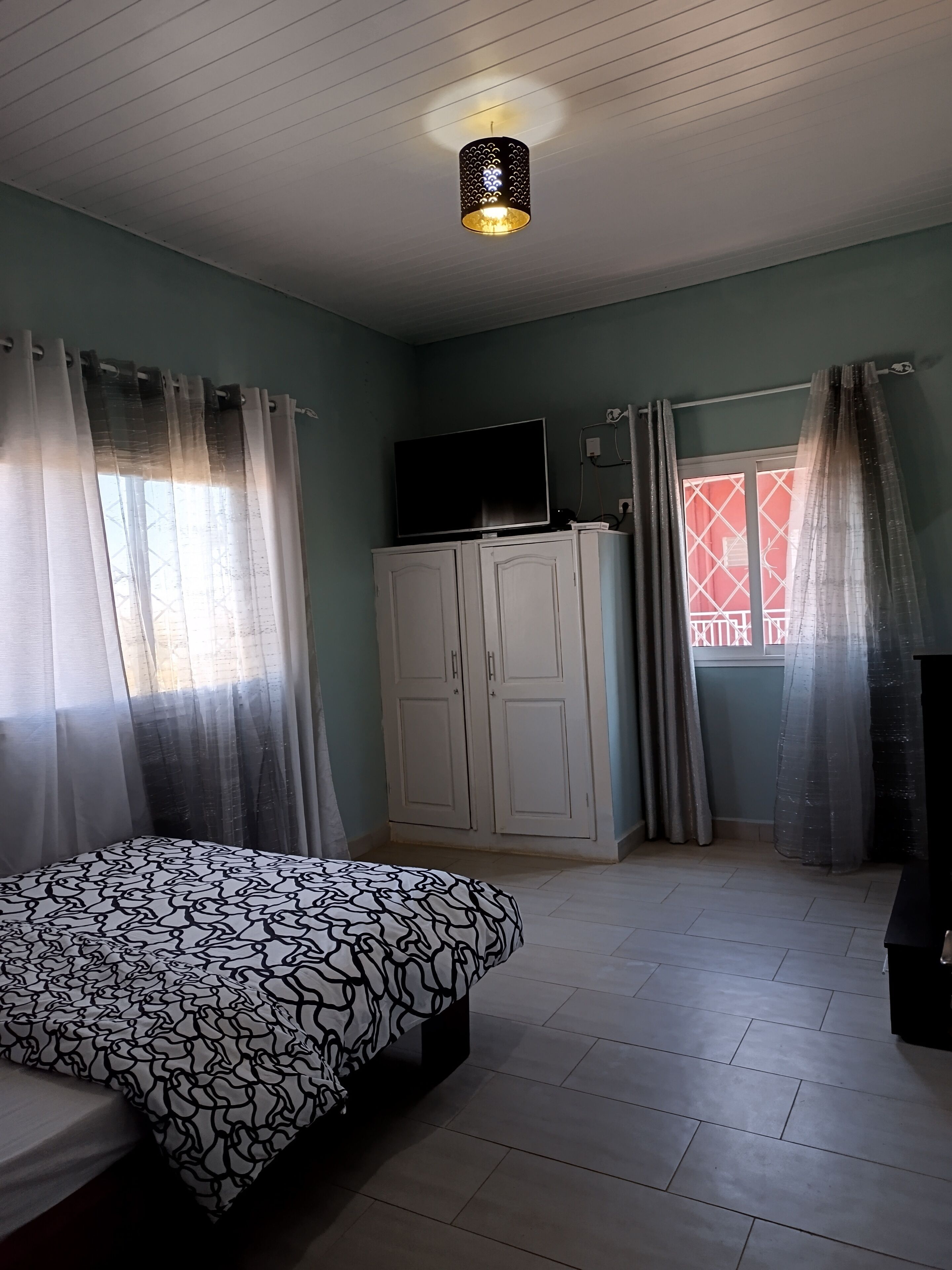 4 habitaciones, tabla de planchar con plancha, wifi y ropa de cama 