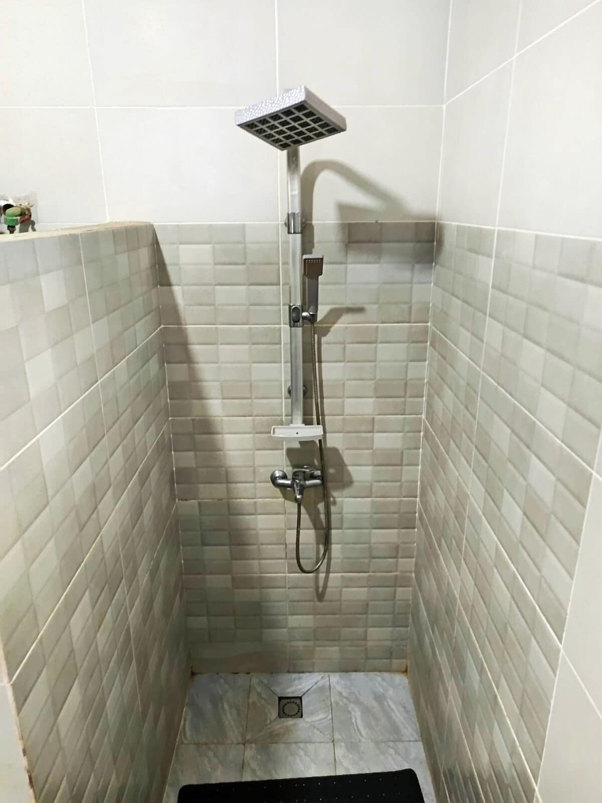 Ducha, bañera de hidromasaje, secador de pelo y bidé