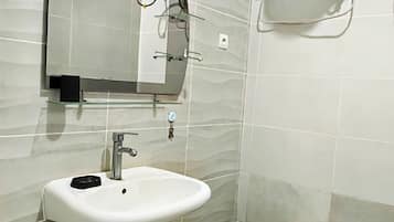 Dutxa, banyera d'hidromassatge, assecador de cabells i bidet
