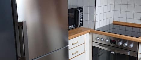 冷蔵庫、電子レンジ、オーブン、コンロ